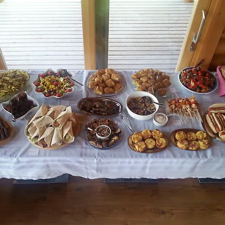 בקתה Kedros Village קרפניסיון